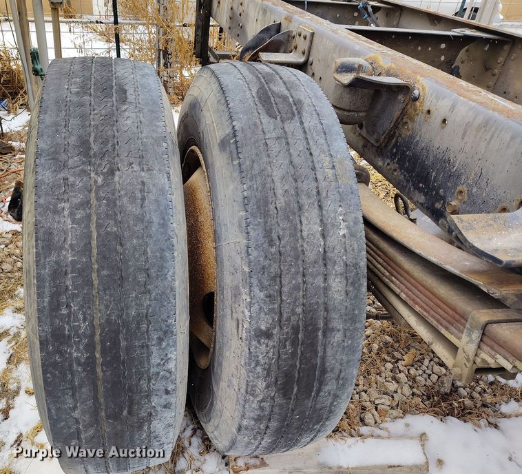 image for item DV6695 2004 GMC C7500 truck cab and chassis