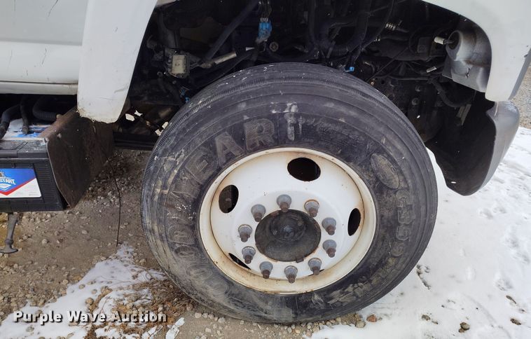 image for item DV6695 2004 GMC C7500 truck cab and chassis