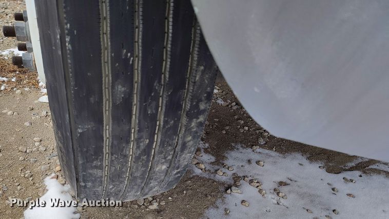 image for item DV6695 2004 GMC C7500 truck cab and chassis