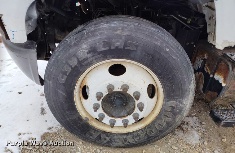 image for item DV6695 2004 GMC C7500 truck cab and chassis