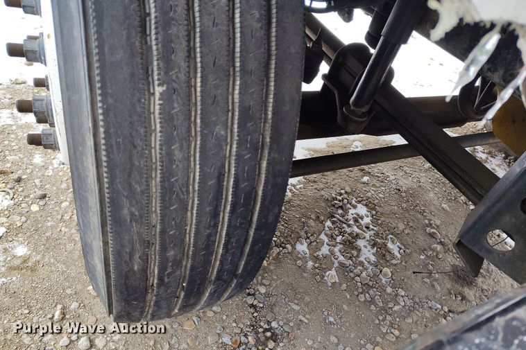 image for item DV6695 2004 GMC C7500 truck cab and chassis