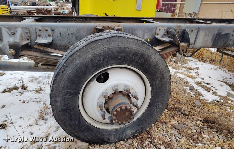 image for item DV6695 2004 GMC C7500 truck cab and chassis