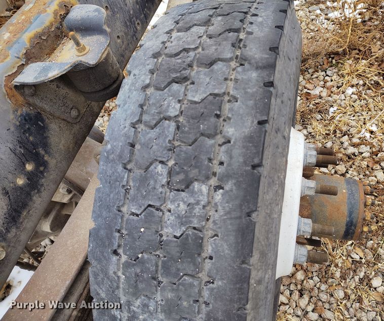 image for item DV6695 2004 GMC C7500 truck cab and chassis