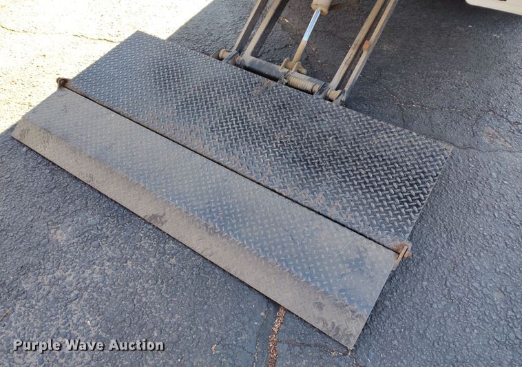 image for item DV6717 2010 Mitsubishi  Fuso box truck