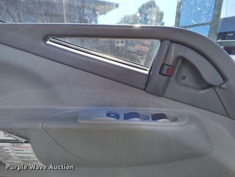 image for item DV6717 2010 Mitsubishi  Fuso box truck