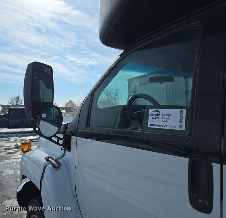 image for item DW3130 2007 Chevrolet C5500 party bus