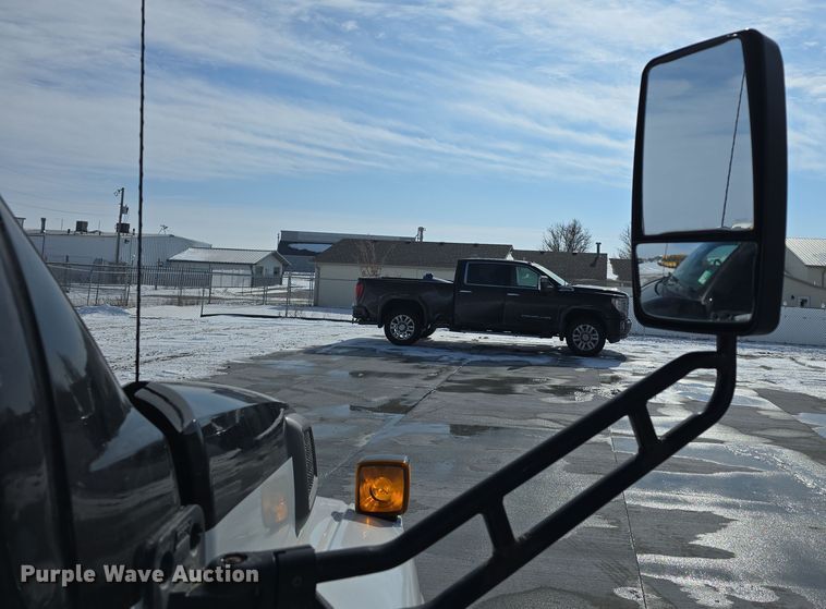 image for item DW3130 2007 Chevrolet C5500 party bus