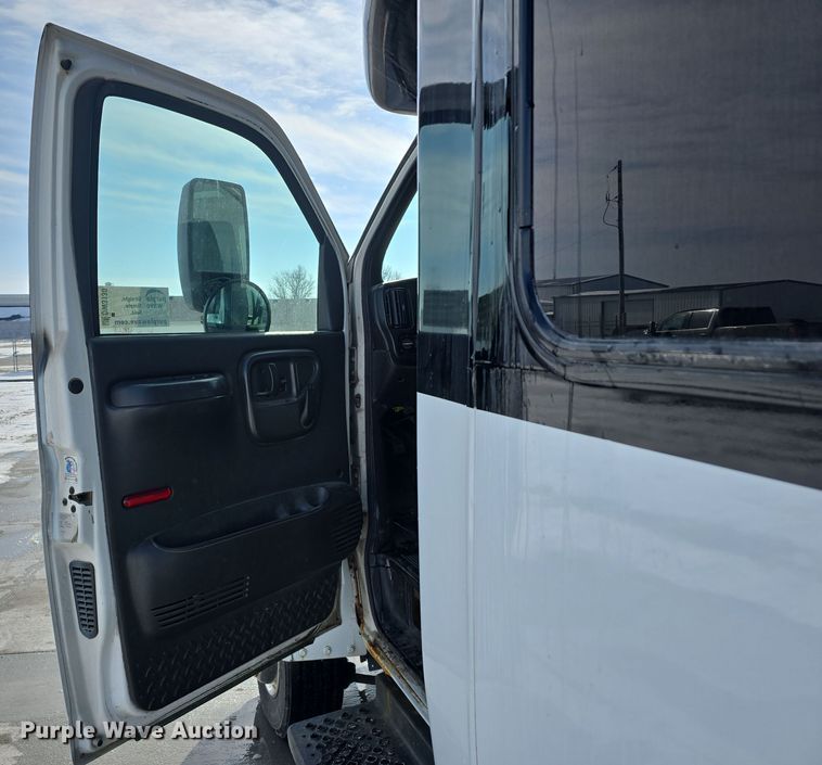 image for item DW3130 2007 Chevrolet C5500 party bus