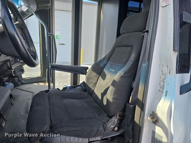 image for item DW3130 2007 Chevrolet C5500 party bus