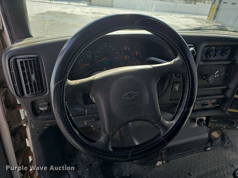 image for item DW3130 2007 Chevrolet C5500 party bus