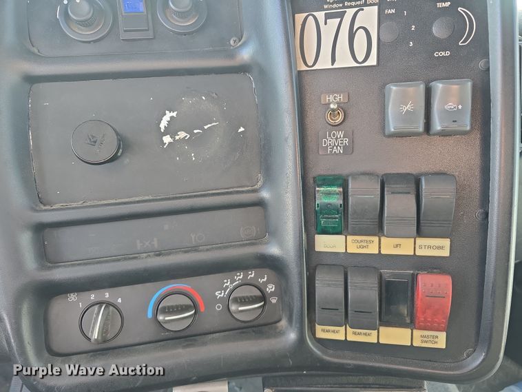 image for item DW3130 2007 Chevrolet C5500 party bus