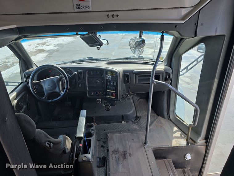 image for item DW3130 2007 Chevrolet C5500 party bus