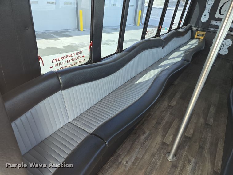 image for item DW3130 2007 Chevrolet C5500 party bus