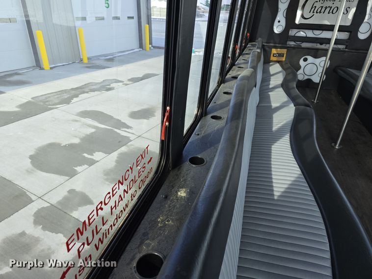 image for item DW3130 2007 Chevrolet C5500 party bus