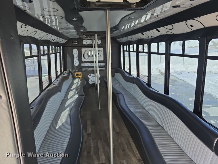 image for item DW3130 2007 Chevrolet C5500 party bus