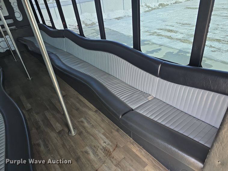 image for item DW3130 2007 Chevrolet C5500 party bus