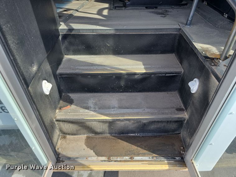 image for item DW3130 2007 Chevrolet C5500 party bus