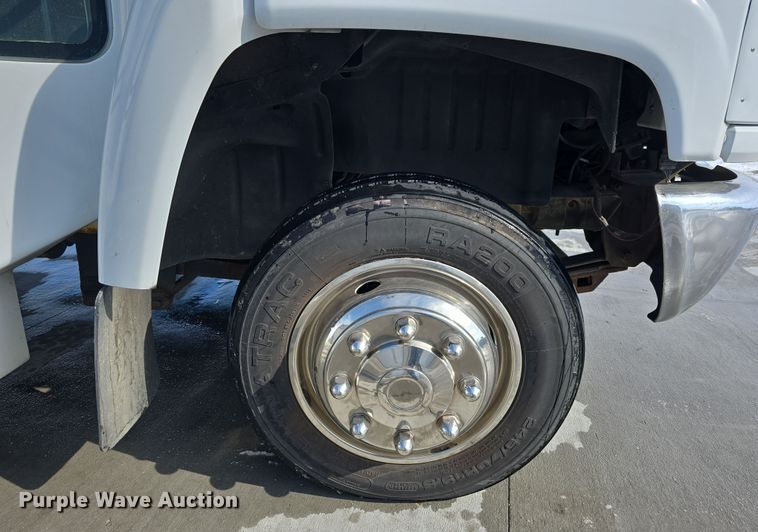 image for item DW3130 2007 Chevrolet C5500 party bus