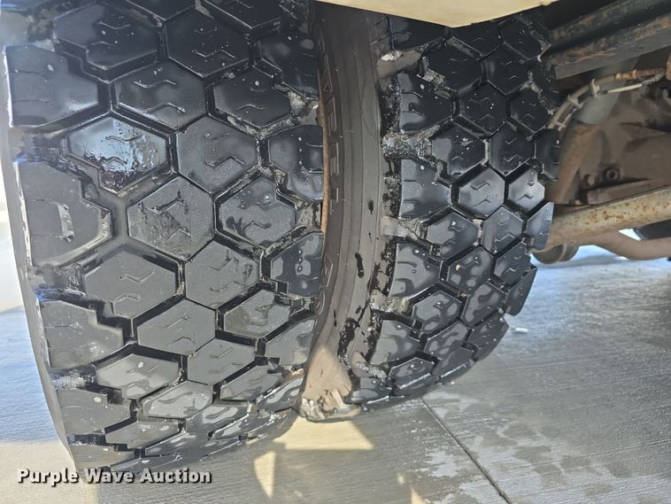 image for item DW3130 2007 Chevrolet C5500 party bus