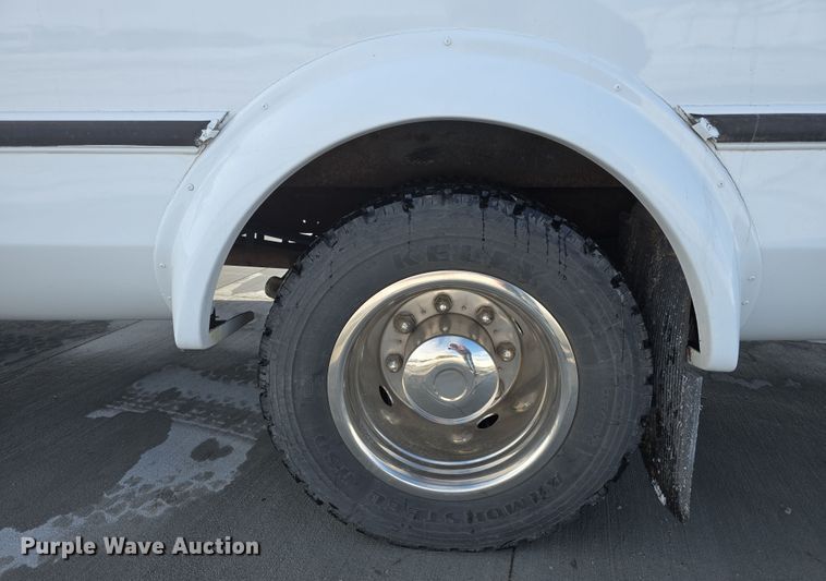 image for item DW3130 2007 Chevrolet C5500 party bus