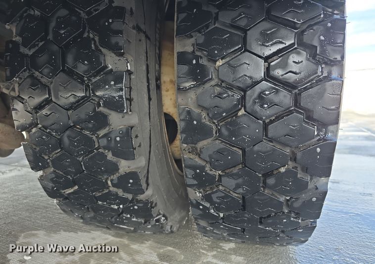 image for item DW3130 2007 Chevrolet C5500 party bus