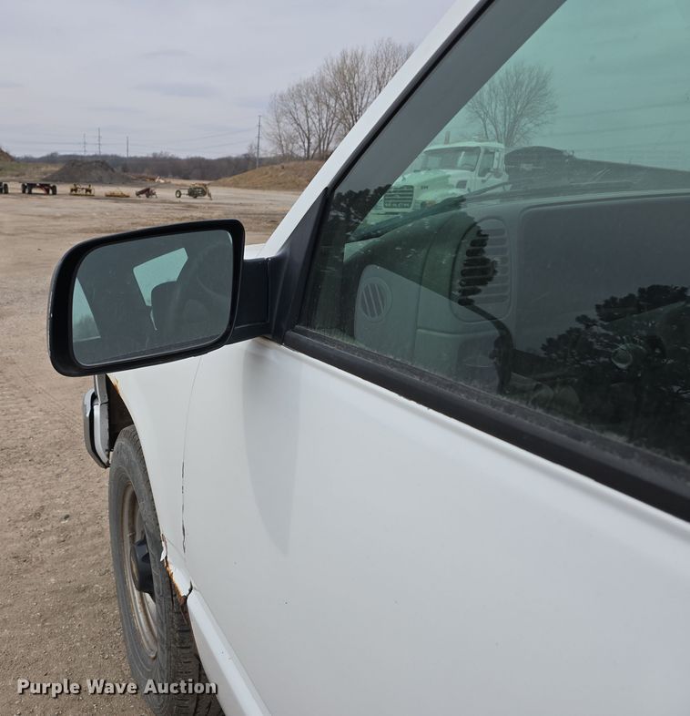 image for item DW3176 2000 Chevrolet C2500 Ext. Cab utility bed pickup truck