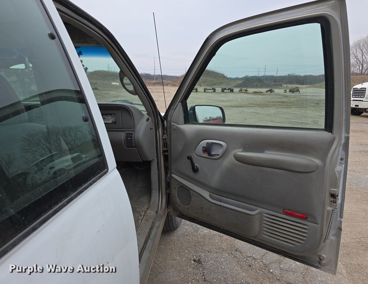 image for item DW3176 2000 Chevrolet C2500 Ext. Cab utility bed pickup truck