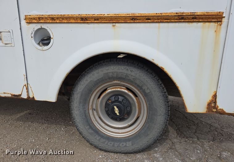image for item DW3176 2000 Chevrolet C2500 Ext. Cab utility bed pickup truck