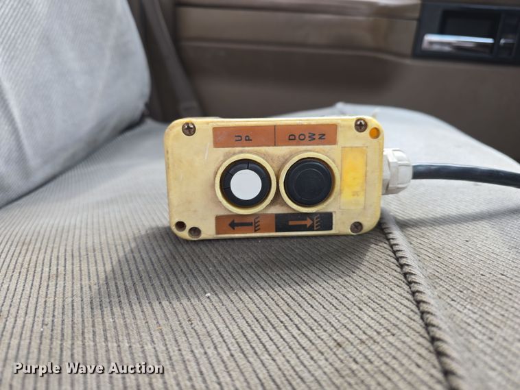 image for item DW3177 1994 Chevrolet Cheyenne C3500 dump flatbed pickup truck