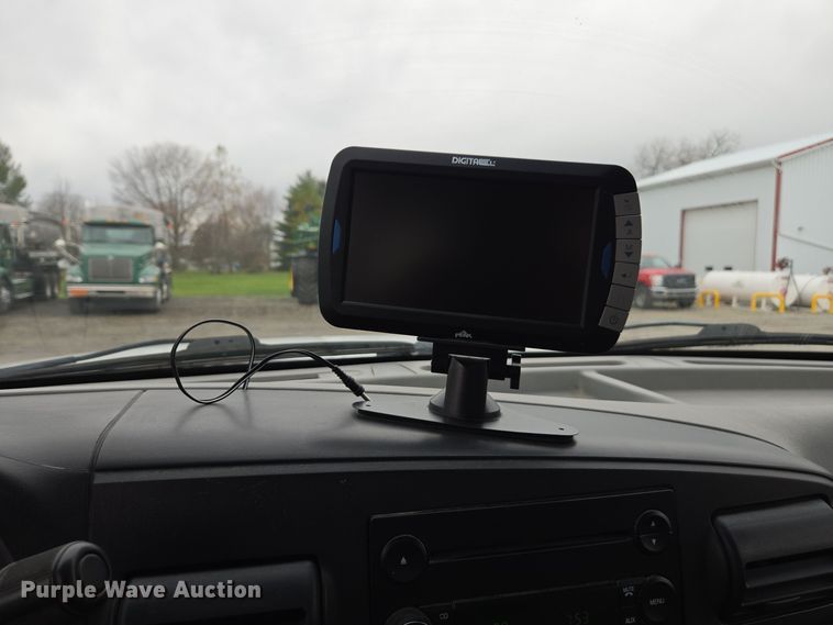 image for item DX1527 2007 Ford F450 Super Duty Crew Cab flatbed truck