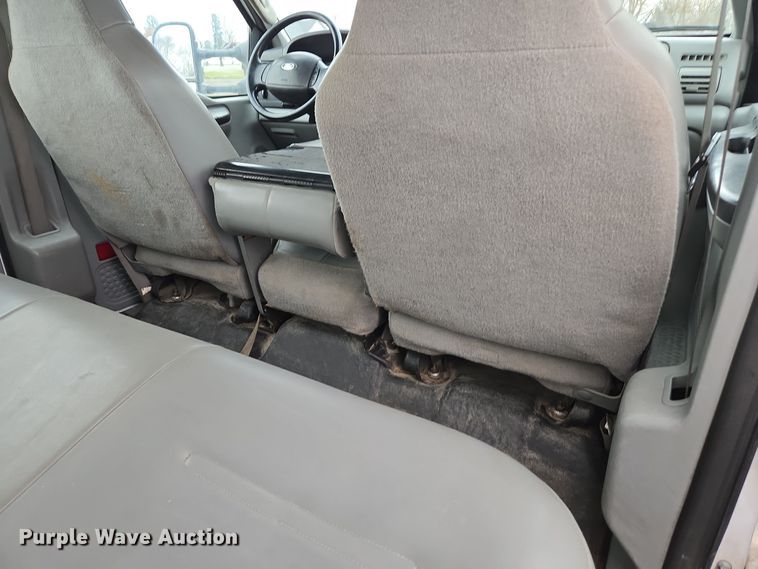 image for item DX1527 2007 Ford F450 Super Duty Crew Cab flatbed truck