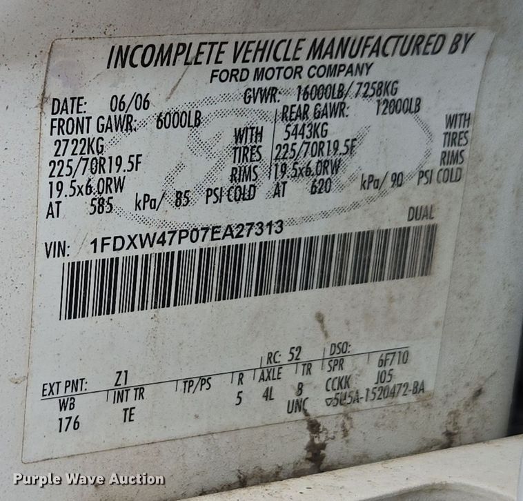 image for item DX1527 2007 Ford F450 Super Duty Crew Cab flatbed truck