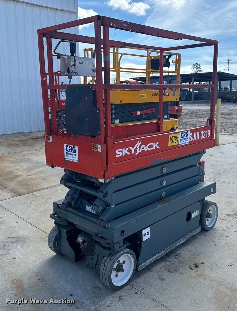 image for item EC3487 2015 Skyjack SJIII3219 scissor lift