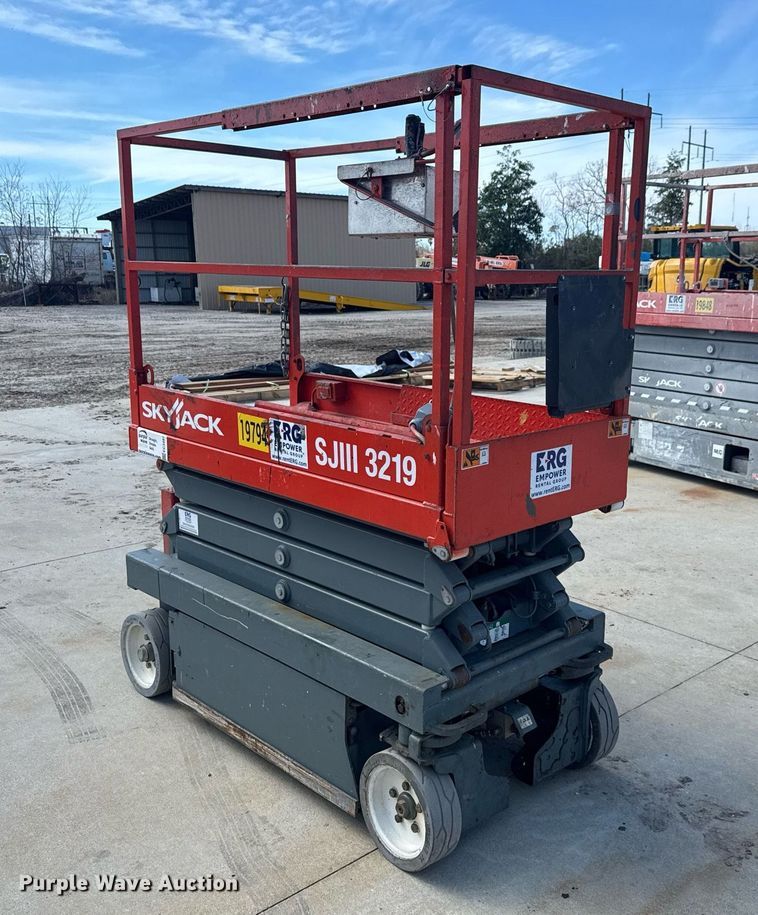 image for item EC3487 2015 Skyjack SJIII3219 scissor lift