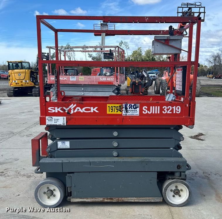 image for item EC3487 2015 Skyjack SJIII3219 scissor lift