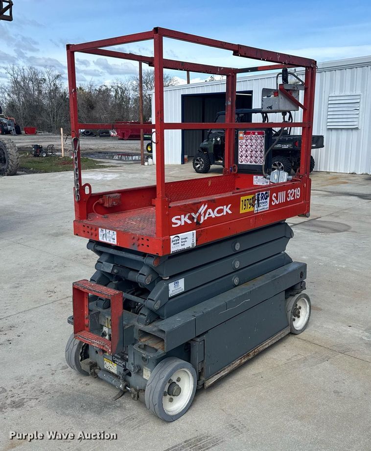 image for item EC3487 2015 Skyjack SJIII3219 scissor lift