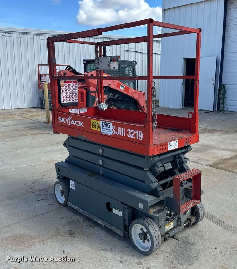 image for item EC3487 2015 Skyjack SJIII3219 scissor lift