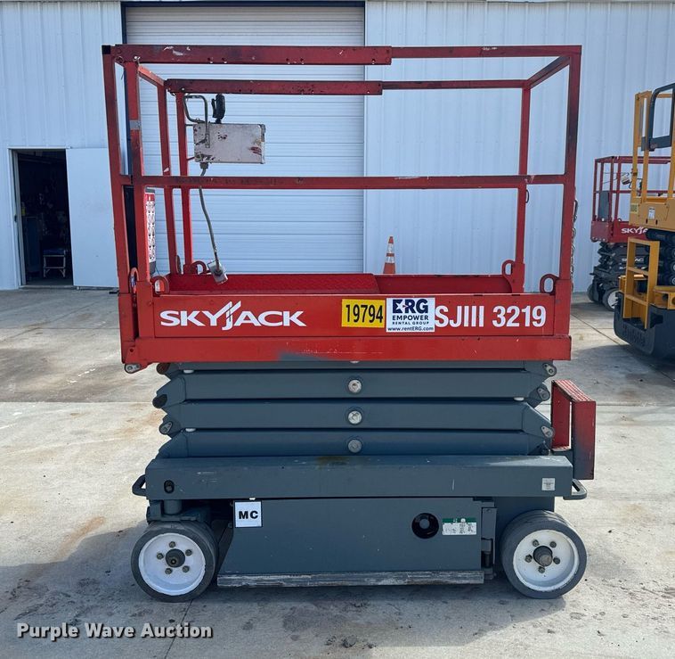 image for item EC3487 2015 Skyjack SJIII3219 scissor lift