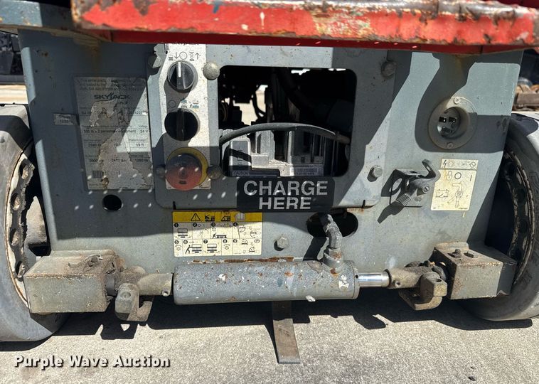 image for item EC3487 2015 Skyjack SJIII3219 scissor lift