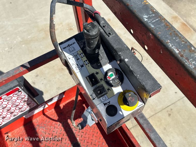 image for item EC3487 2015 Skyjack SJIII3219 scissor lift