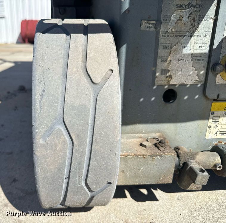 image for item EC3487 2015 Skyjack SJIII3219 scissor lift