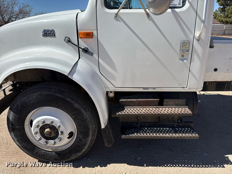 image for item ED5538 1999 International 4700 truck cab and chassis