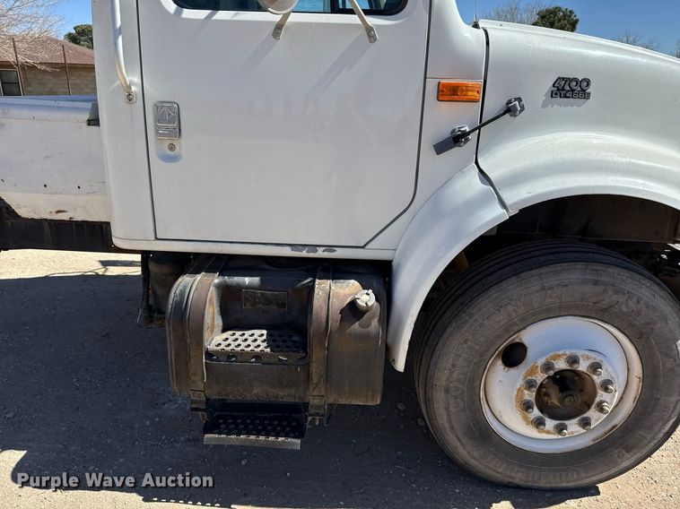 image for item ED5538 1999 International 4700 truck cab and chassis