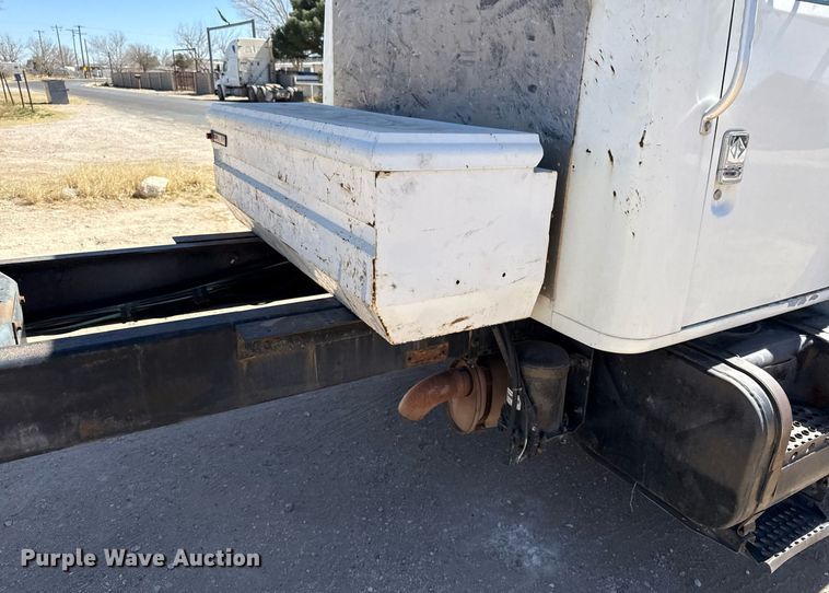 image for item ED5538 1999 International 4700 truck cab and chassis