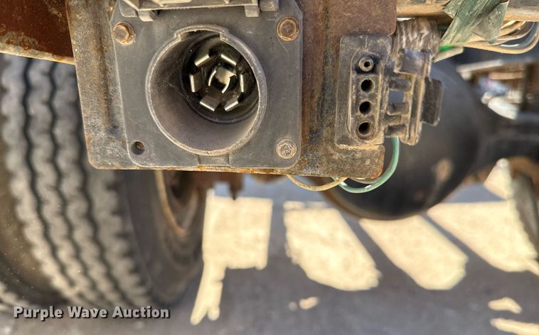 image for item ED5538 1999 International 4700 truck cab and chassis