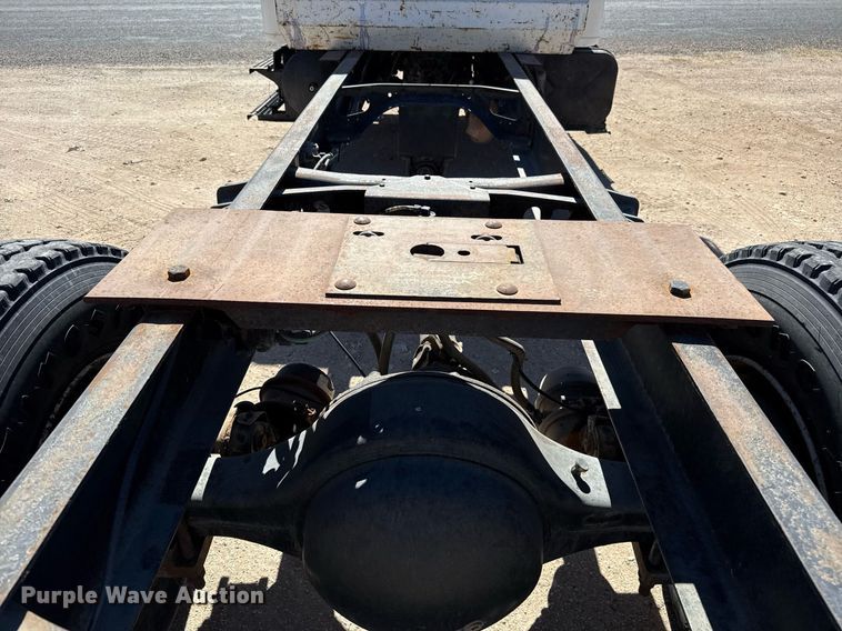 image for item ED5538 1999 International 4700 truck cab and chassis