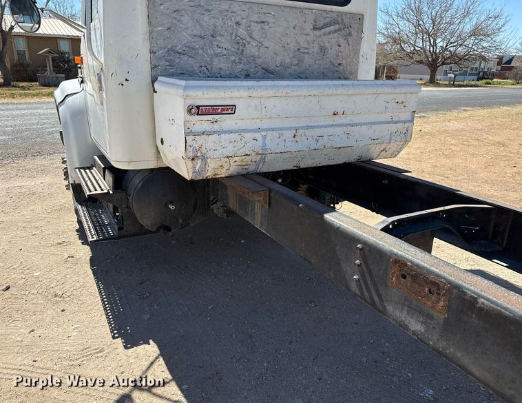 image for item ED5538 1999 International 4700 truck cab and chassis