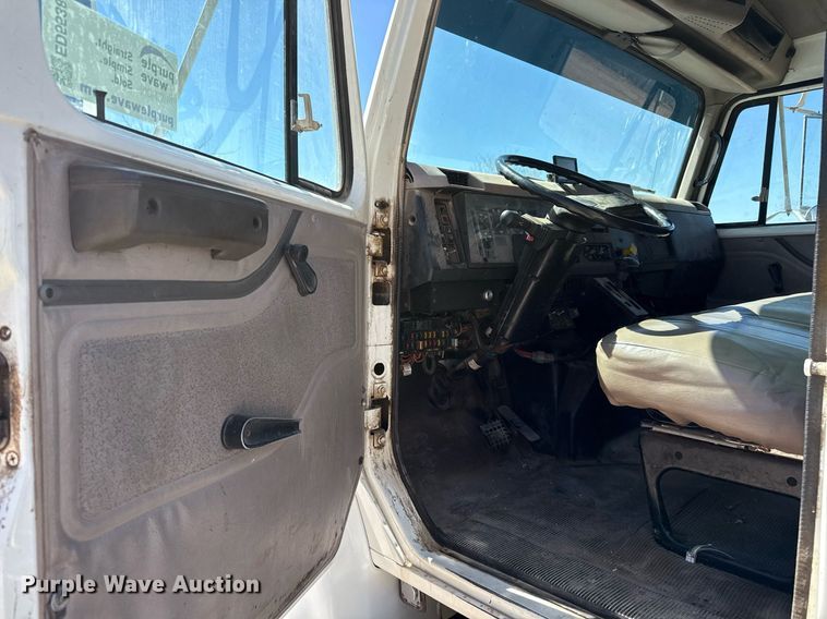 image for item ED5538 1999 International 4700 truck cab and chassis