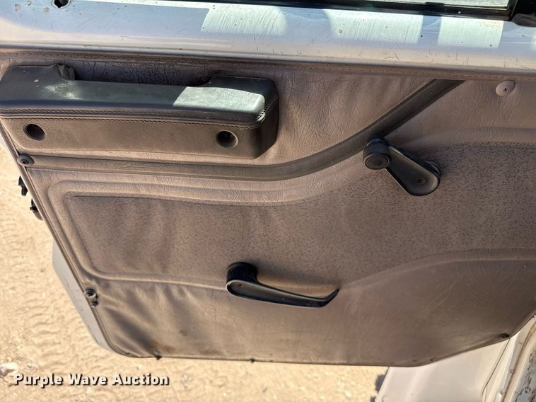 image for item ED5538 1999 International 4700 truck cab and chassis