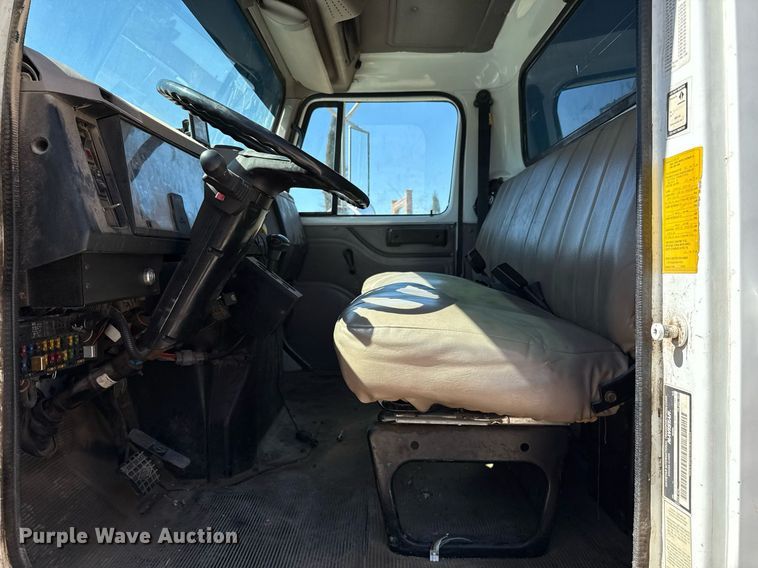 image for item ED5538 1999 International 4700 truck cab and chassis